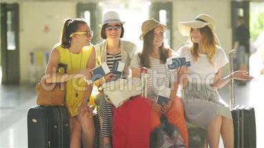 微笑的女朋友很高兴<strong>一起去</strong>暑假。 四个女孩正在等待她们的飞机
